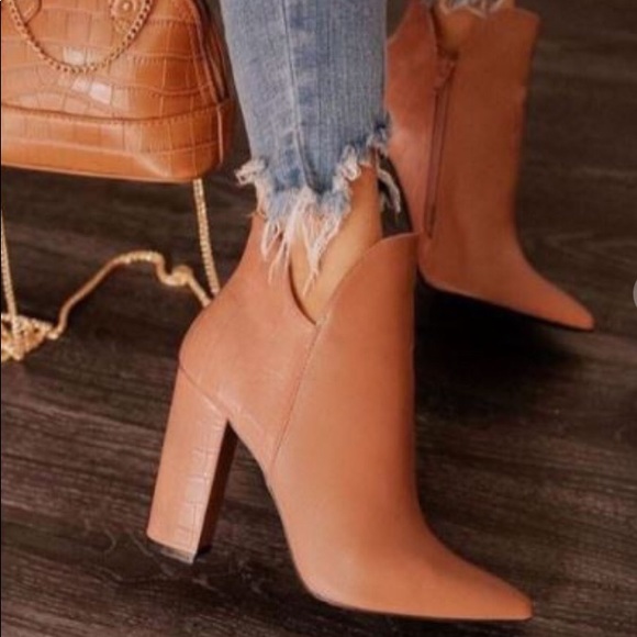 5.5 QUPID Signal Mocha Textured Block Heeled Bootie - Picture 2 of 6